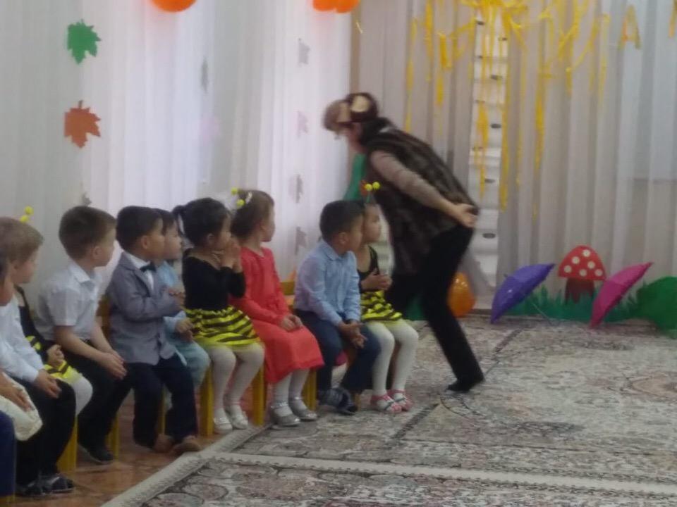 Кіші "Балапан" тобының "Кел, алтын күз!" атты ертеңгіліктен көрініс 