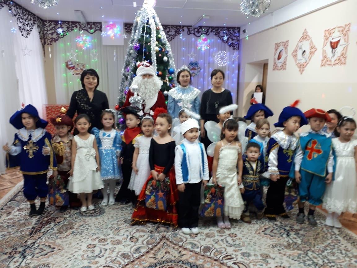 "Бұл-бұл" тобының Жаңа жылға арналған "Жасыл шырша жанында..."атты мерекелік сәттен үзінділер