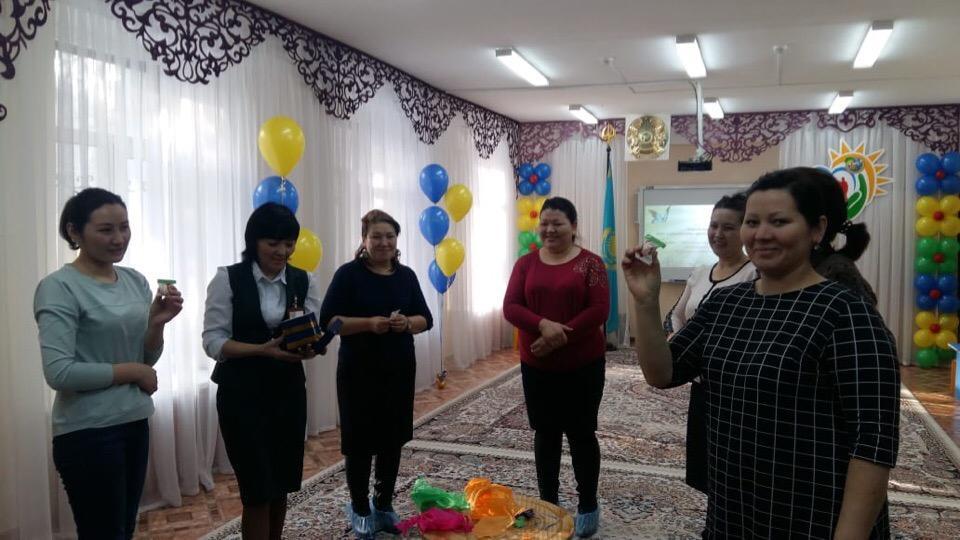 Аудандық семинарға қатысқан  тәрбиешілерге арналған тренингтан көрініс